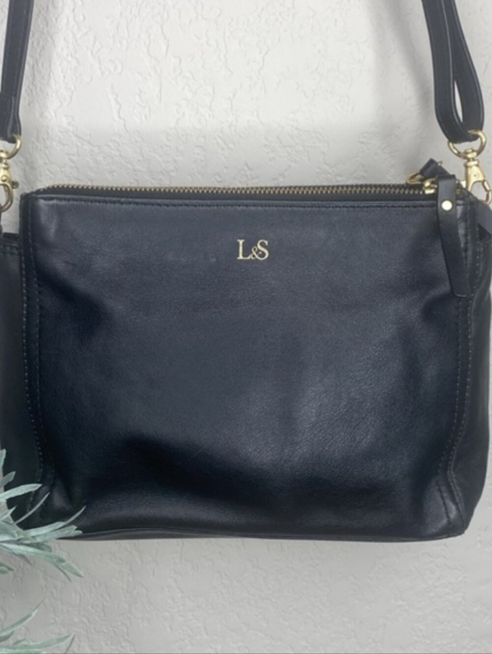 Lo & Sons Black Leather Crossbody Bag With Adjustable Strap